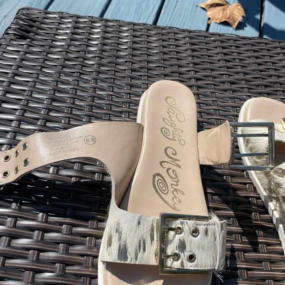 Naughty Monkey slide sandals Excellent used condition! 8.5 worn only 2 times. - Picture 9 of 13